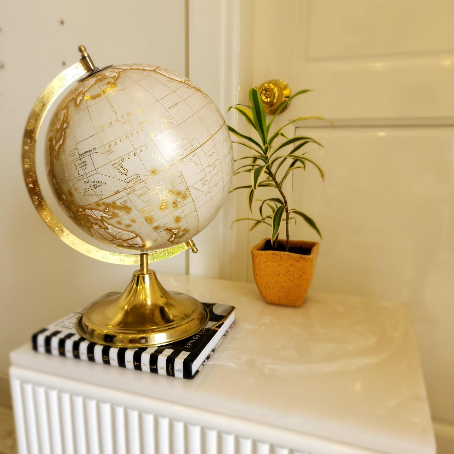 Zaire Laminated White Globe